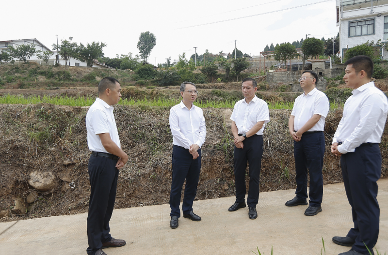 石钢在剑阁县宣讲省委十二届九次全会精神并调研经济社会发展情况